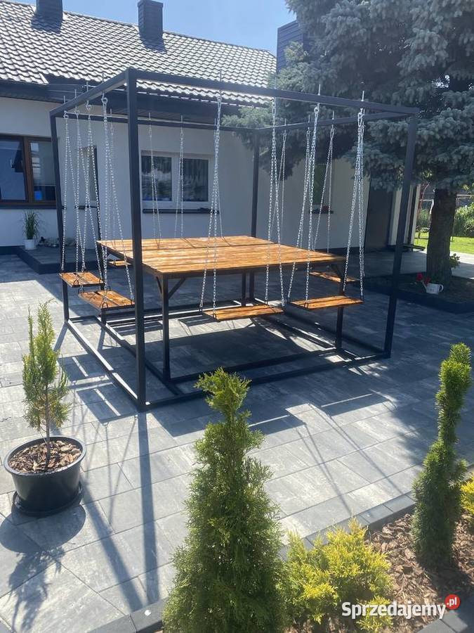 Stół ogrodowy z podwieszanymi siedziskami
