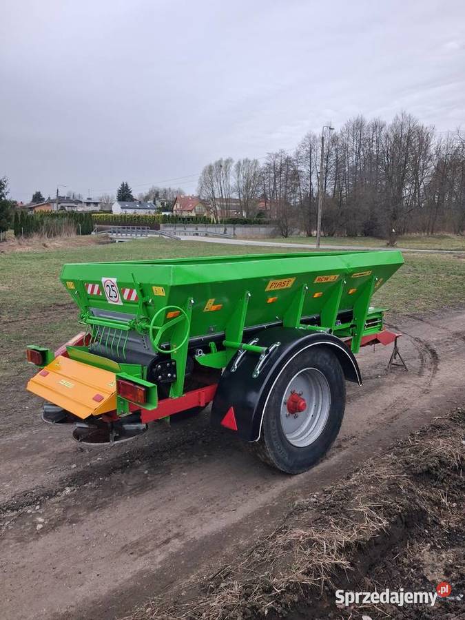 Rozsiewacz wapna rcw3 piast wapniarka Rzgów