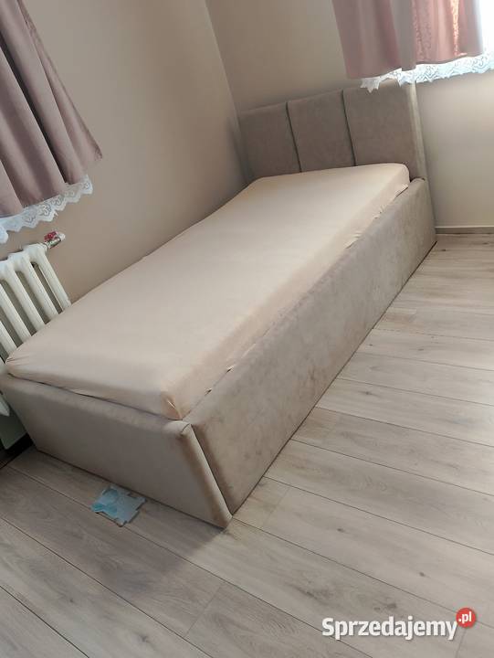 Łóżko tapicerowane ze stelażem