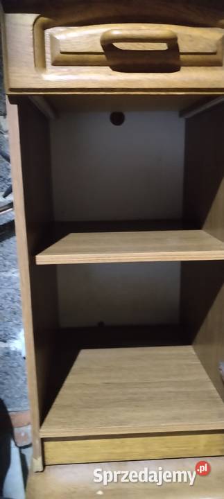 Meble kuchenne z drewnianymi dębowymi frontami