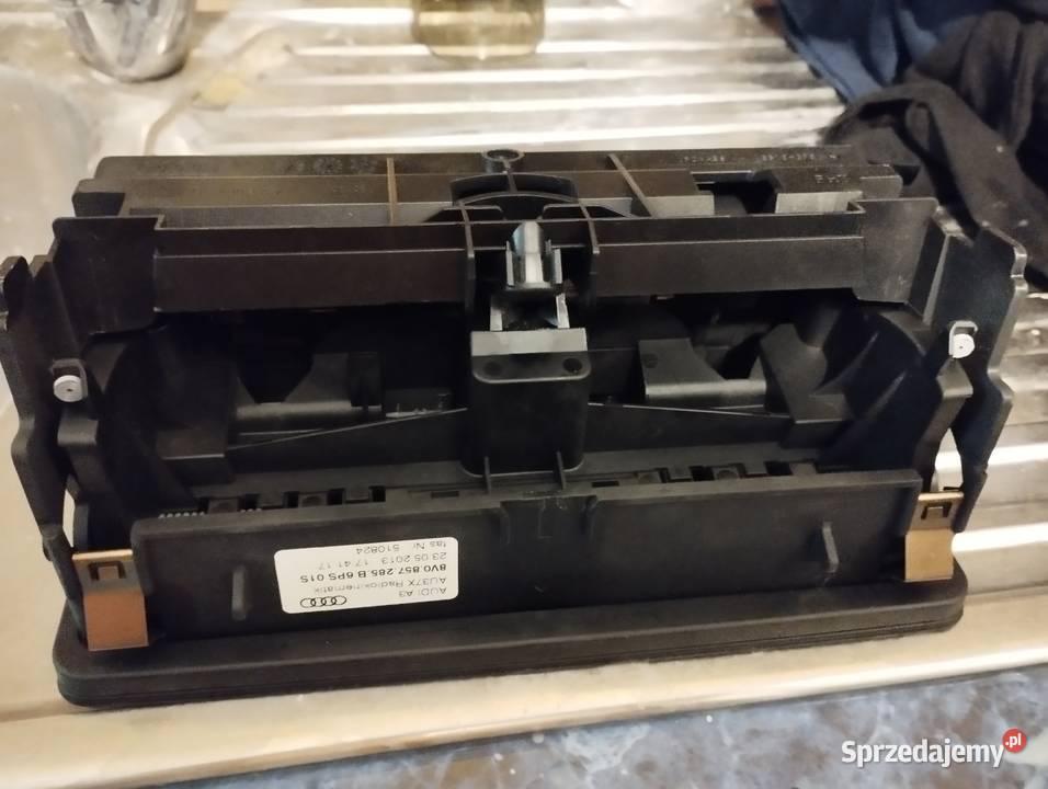 RAUDI A3 8V PANEL RADIA WYŚWIETLACZ RAMKA 13 Kłodzko