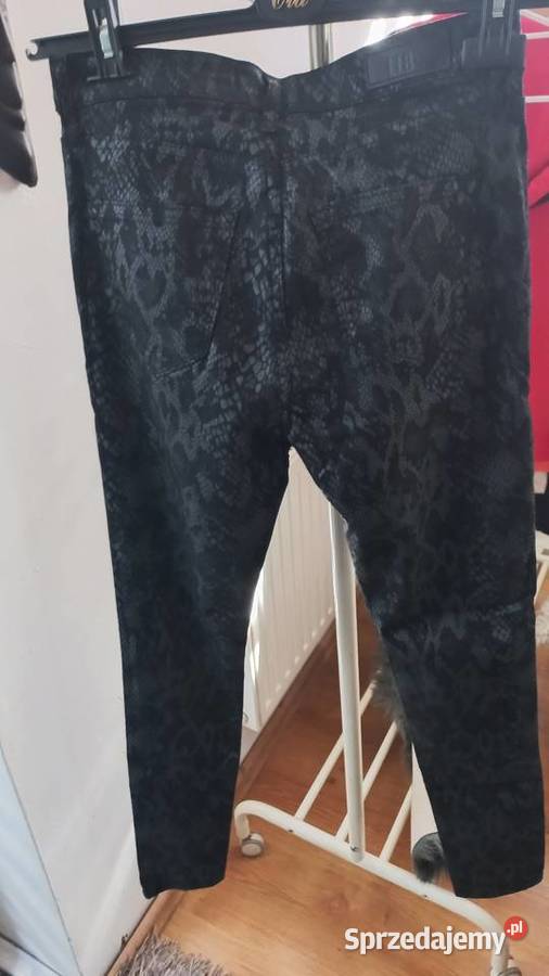 Spodnie slim fit we wzór skóry węża Nowe bez Długie sprzedam