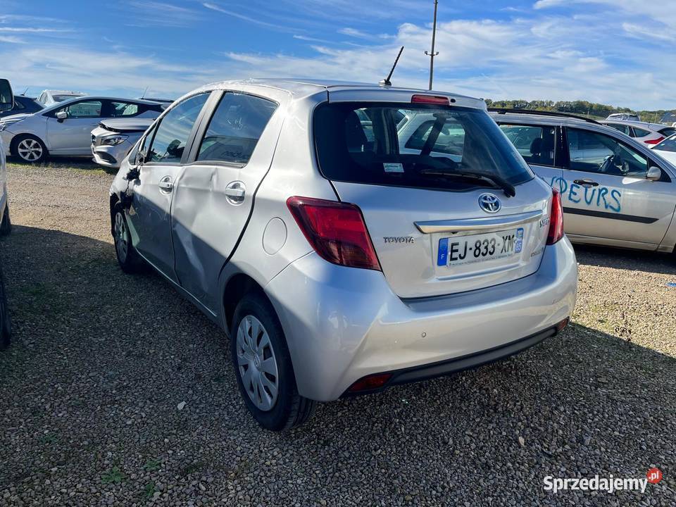 TOYOTA Yaris 15 100H eCVT Business EJ833 Rok produkcji 2017