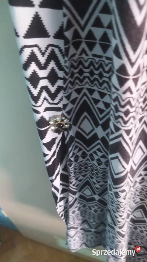 Ładna szaroczarna letnia sukienka z ozdobami