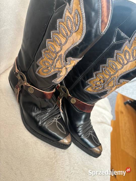 Skórzane kozaki kowbojki biker z ozdobną uprzężą