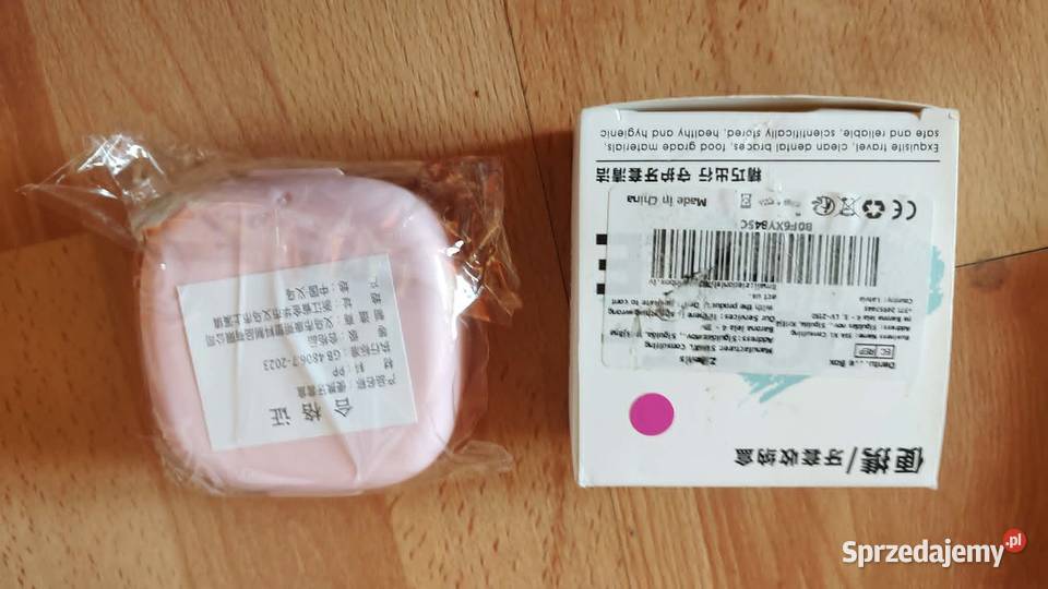 różowe kwadratowe etui deni carte na aparat Książ Wielkopolski
