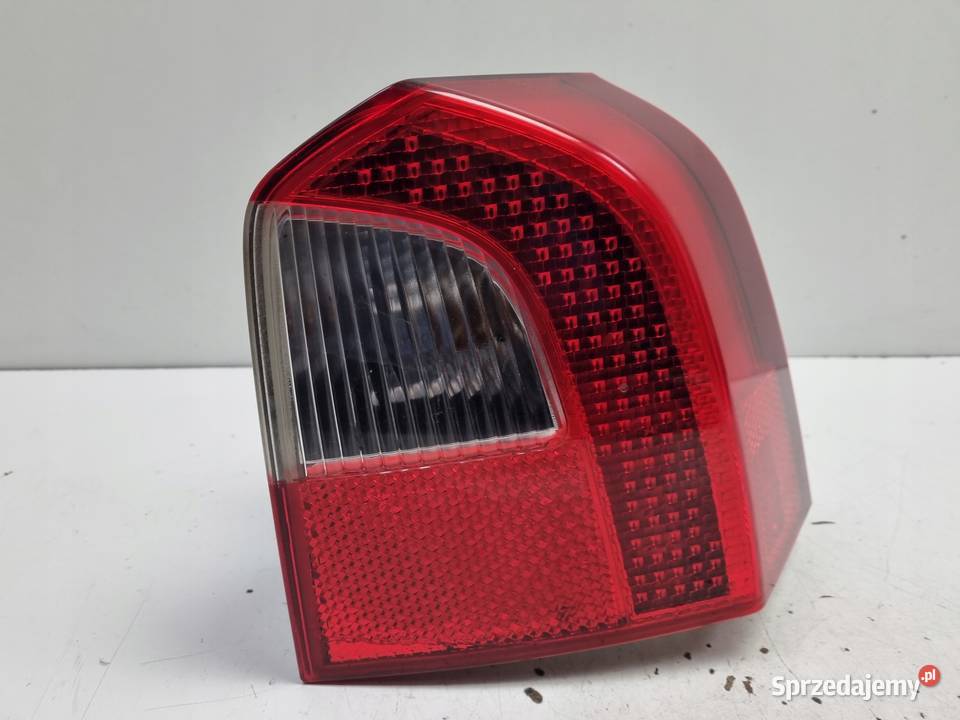 Volvo V70 III XC70 TYLNIA TYLNA LAMPA PRAWA Janów