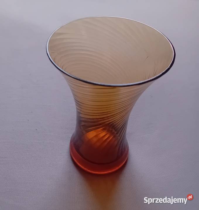 Miodowy wazonik z wzorem spiralnego kenelowania Koźminek