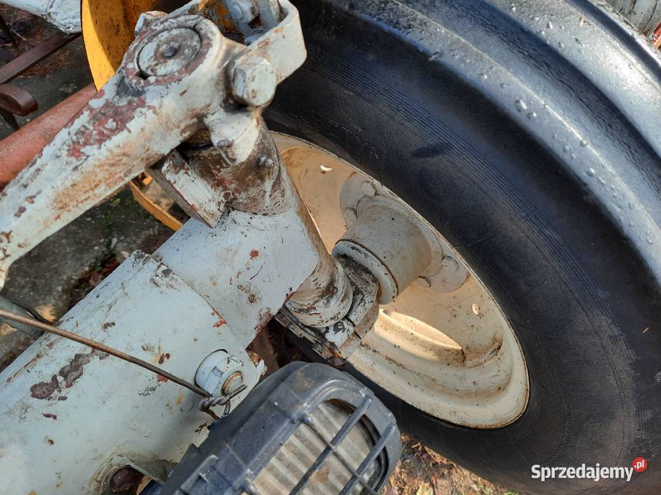 Przednia oś płaska Ursus C330 z kołami Bucze