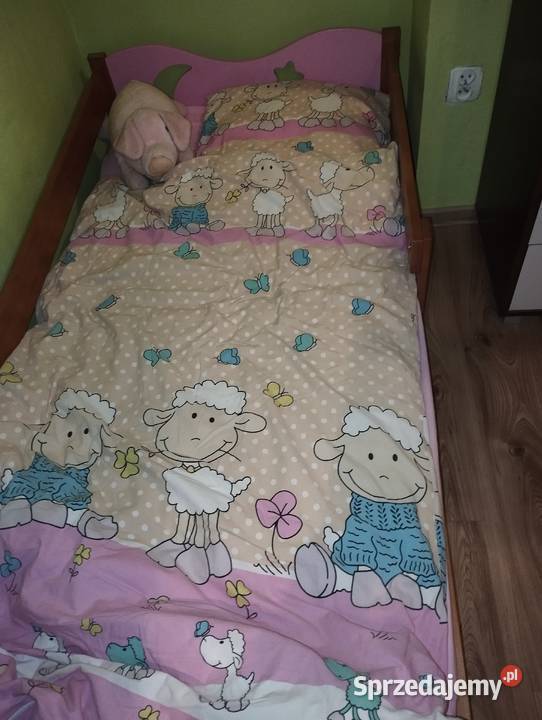 Śliczne łóżeczko dziewczynki i dwa komplety