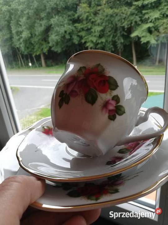 Biała porcelana w czerwone róże sygnowana Gorlice