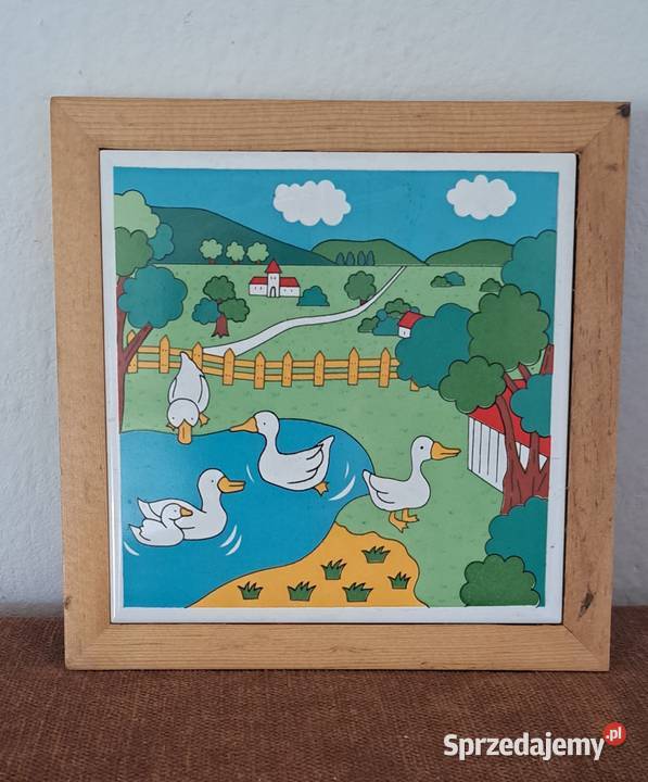 ceramiczna płytka oprawiona w drewnianą ramkę