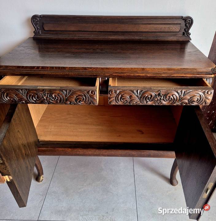 Stara komoda z rzeźbieniami