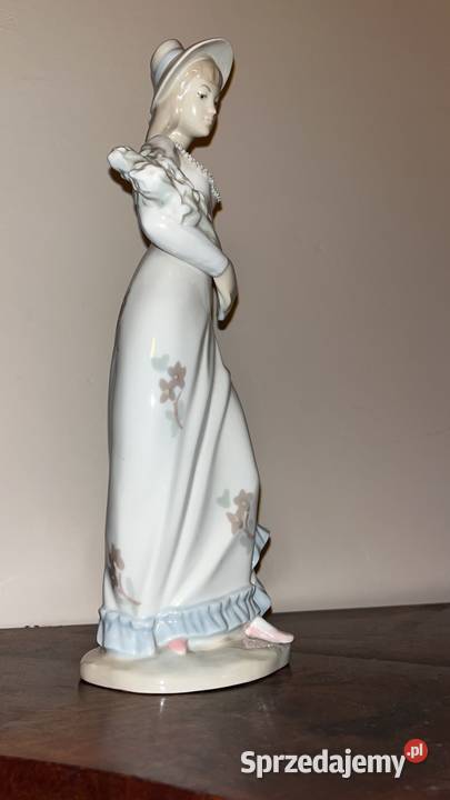 Piękna wysoka figurka dziewczyny z bukietem Bez Gdańsk