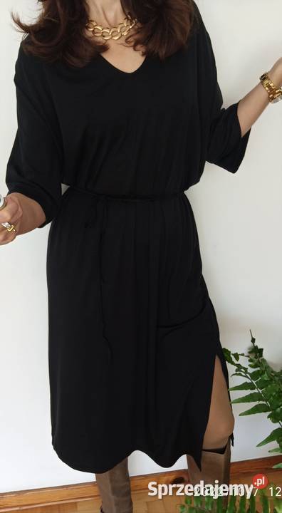 Czarna dzianinowa sukienka midi z rozporkami