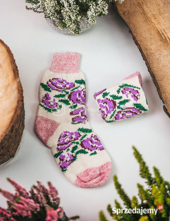 Białoróżowe skarpetki z wzorem róży wykonane z