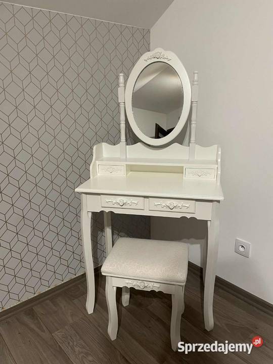 Biała toaletka w zestawie z taboretem Zręcin