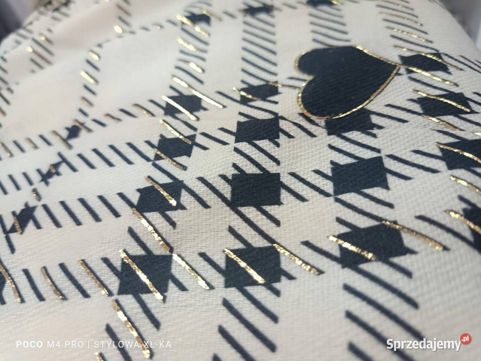 Chusta Szalik apaszka serca na beżowym tle złote Wieluń