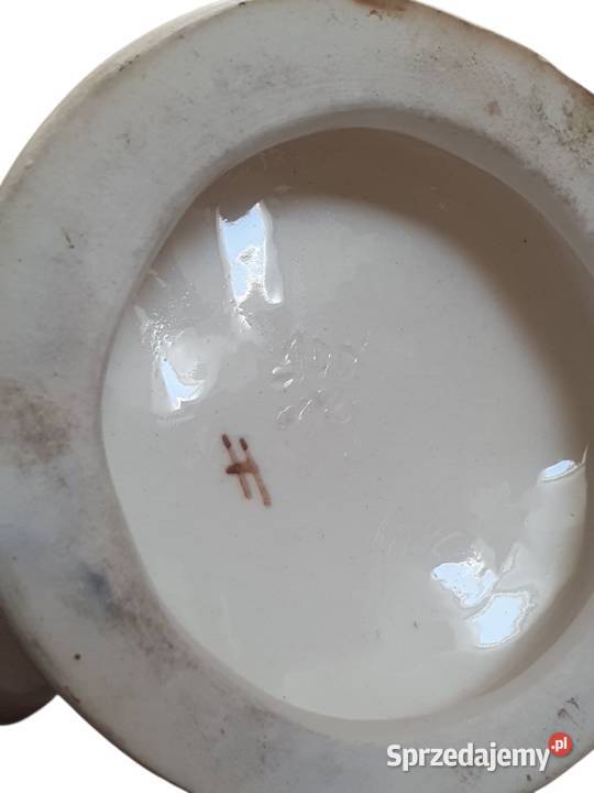 Stara figurka kobiety w sukni w stylu śląskie