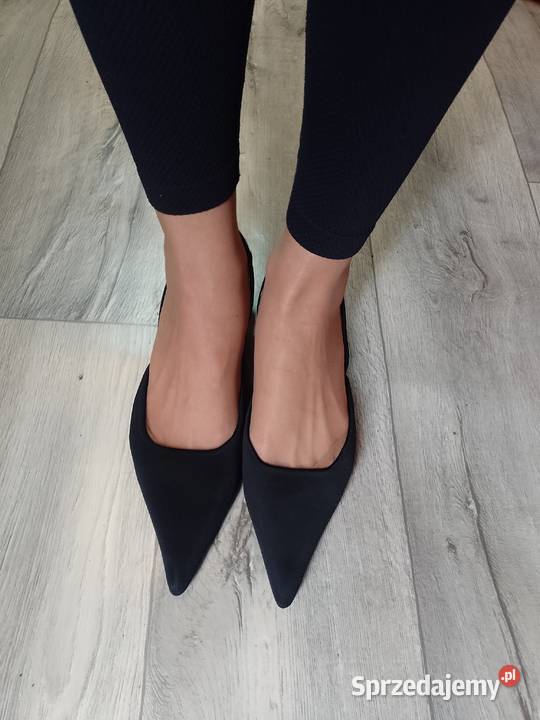 4243 Czarne niskie czółenka wieczorowe z odkrytą Moda i Styl