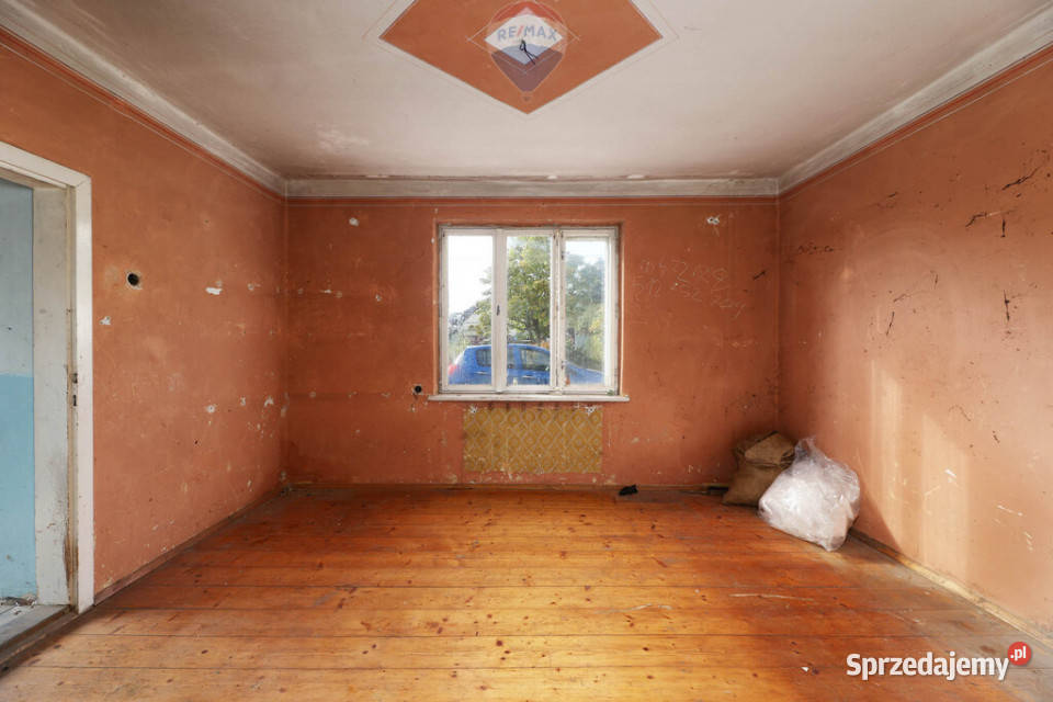 Dom z duszą do odrestarurowania asfalt