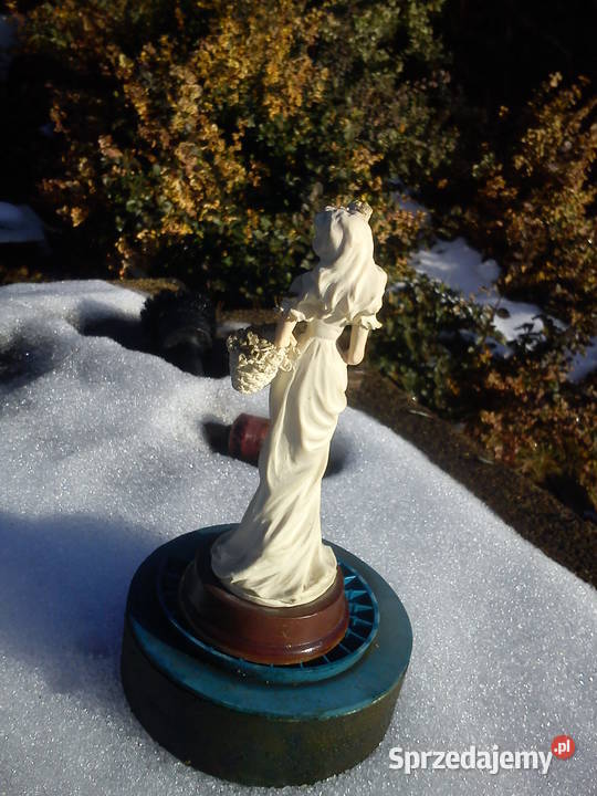 Stara porcelanowa figurka Kobiety sprzedającej łódzkie Aleksandrów Łódzki sprzedam