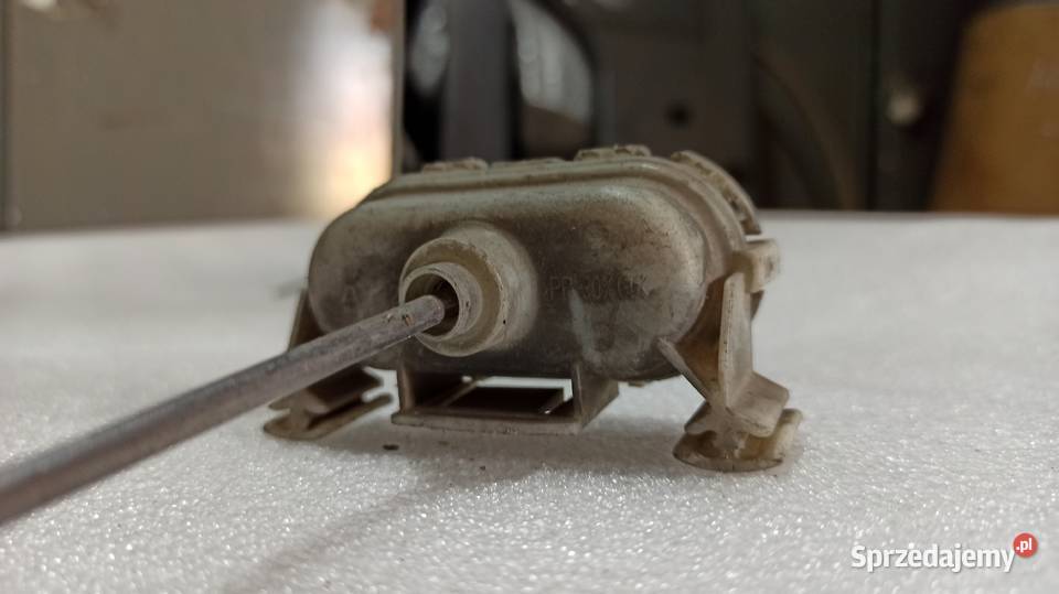 Siłownik klapki wlewu paliwa Audi A4 B5 Pozostałe Dębica
