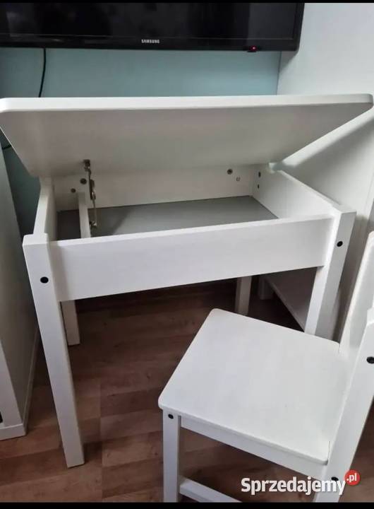 Łóżko stolik z krzesłem
