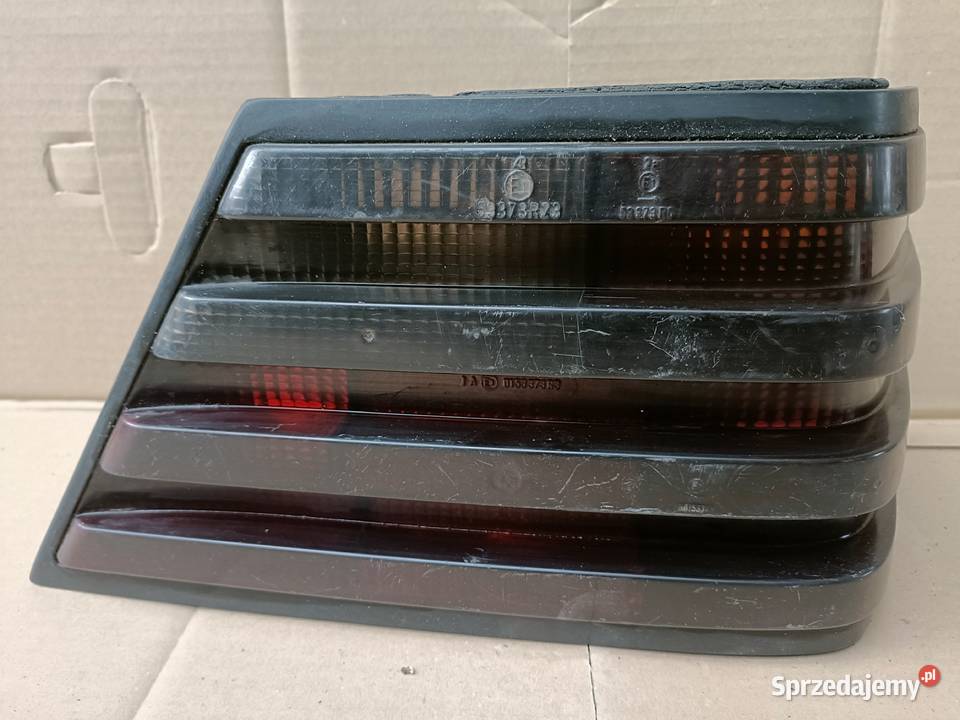 Mercedes Benz W124 lampa tył prawa sedan ciemna Drezdenko
