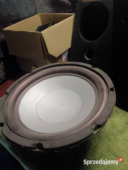 Duży głośnik basowy skrzynie basowe i tuby Bliżyn