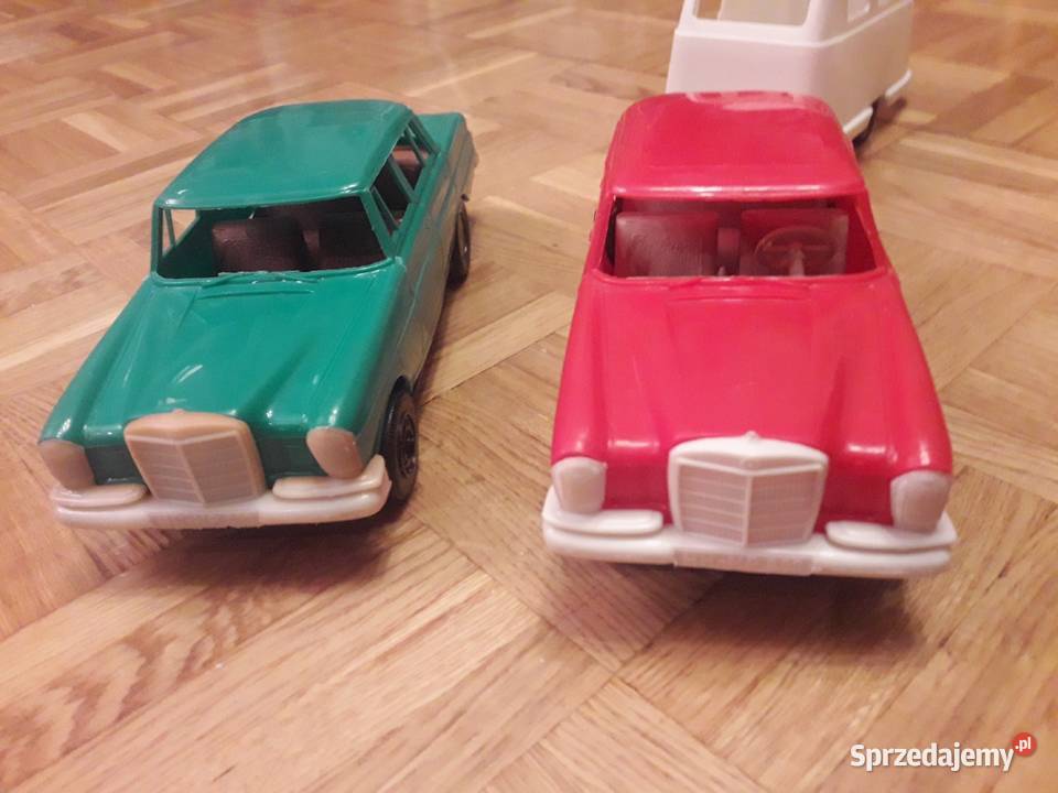 Mercedes W111 z przyczepą Legendy PRL Kultowe