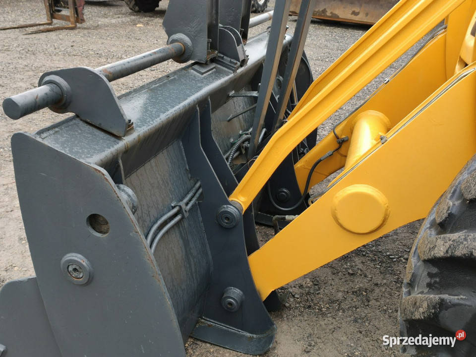 na równych kołach Komatsu WB 93S5E0 Bez Luzów Widełki