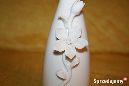 Śliczne białe wazoniki z kwiatkami 3D Porcelana i szkło Inowrocław