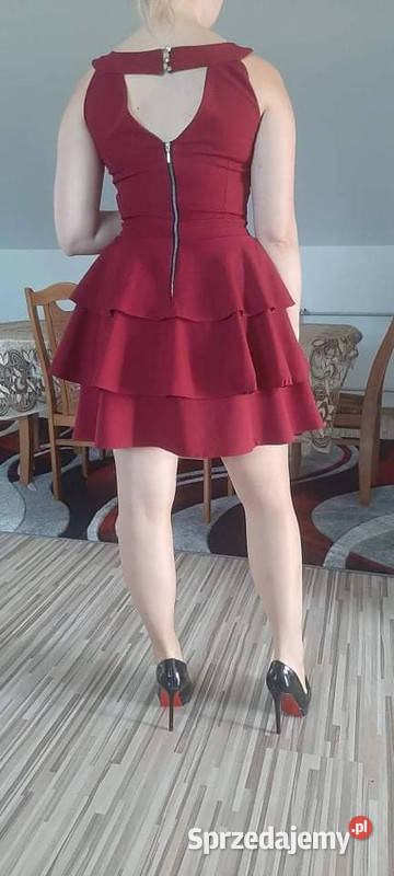 Sukienka z falbankami bordowa