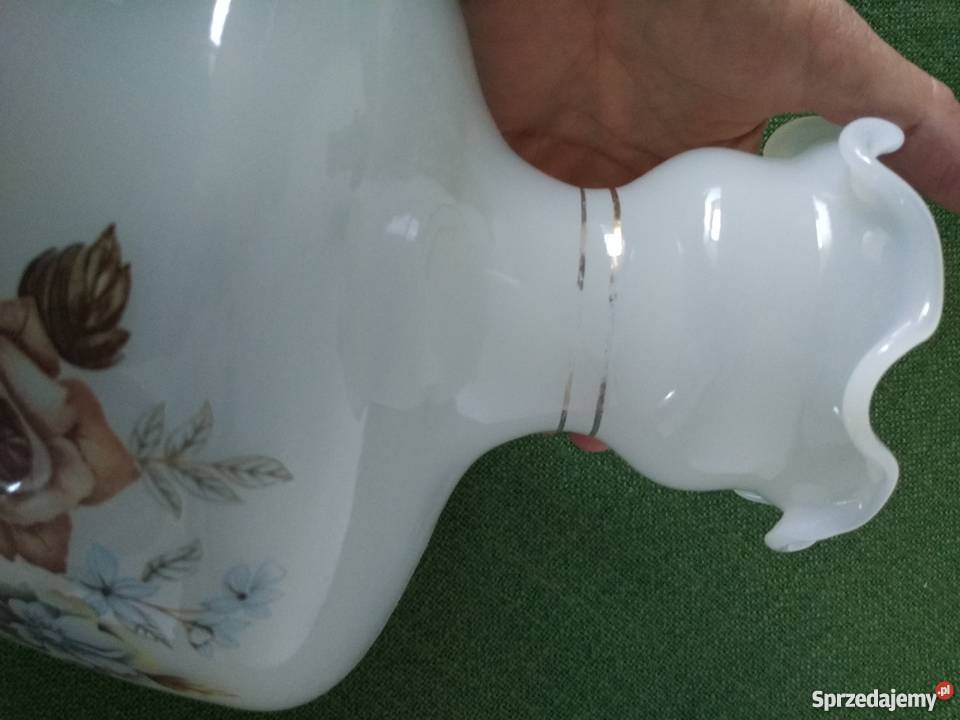Wazon z falbanką i różą mleczne lampowe szkło Porcelana i szkło Gorlice