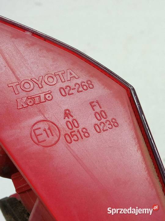 LAMPA TYŁ W KLAPĘ LEWA KOMBI E18 Toyota Auris II