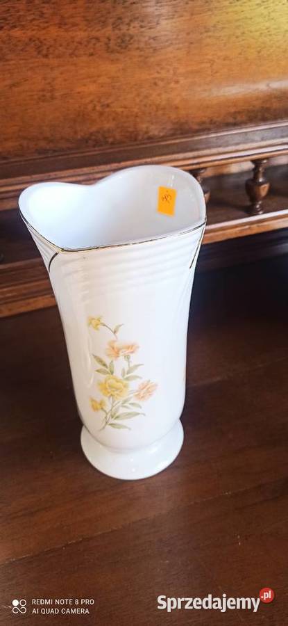 Wazon z subtelnymi kwiatami w trzech kasetonach sprzedam