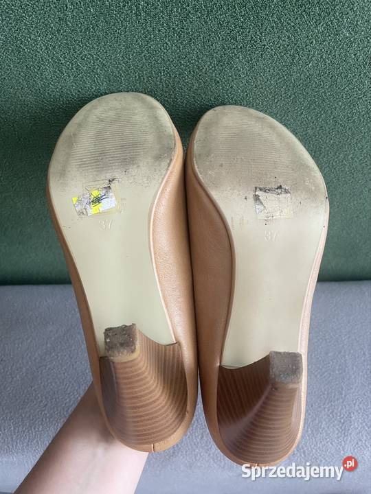 Kremowe buty na obcasie