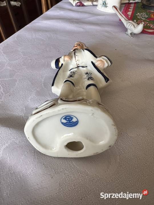 Porcelanowa figurka mężczyzny sygnatura CT śląskie Bytom