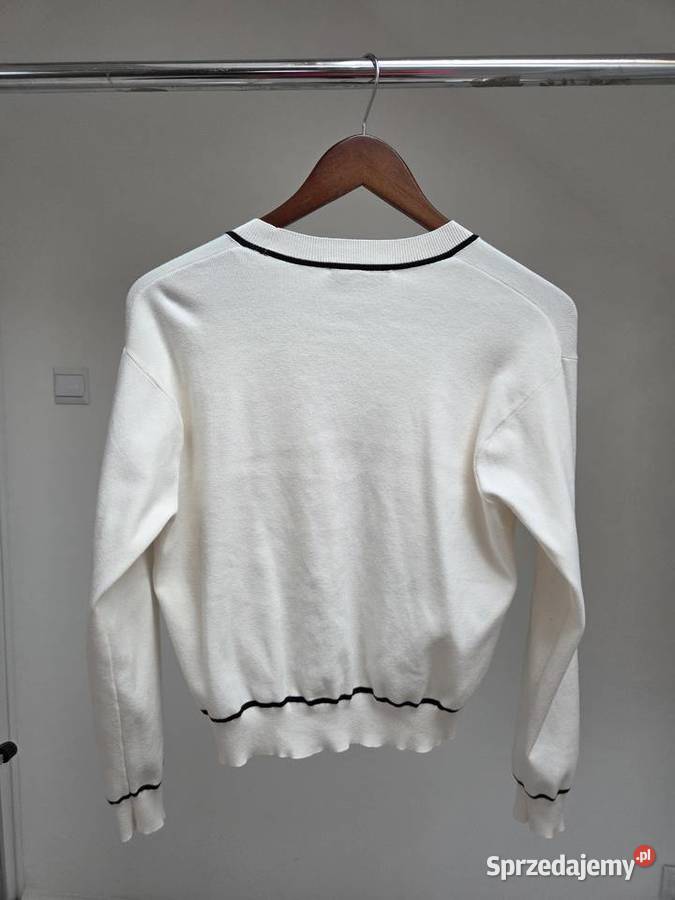 Kremowy sweter kardigan dekolt w serek z czarną