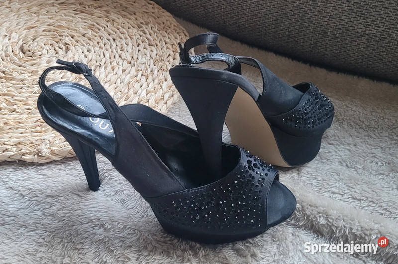 Czarne szpilki firmy Quazi Czółenka