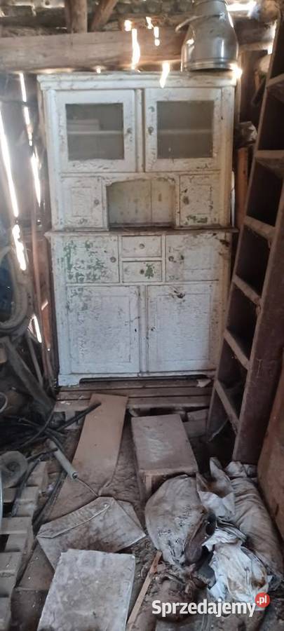 Kredens z czasów PRL