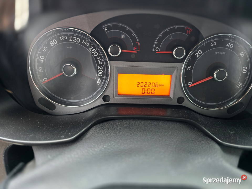 Sprzedam auto Fiat Linea Dynamic z fabryczną