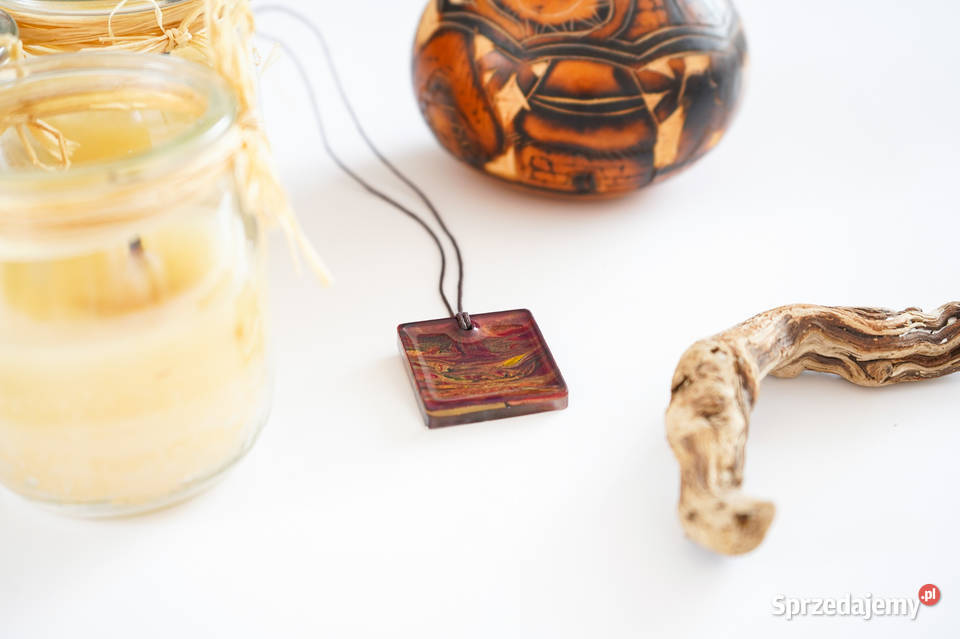 Artystyczny kwadratowy wisiorek z żywicy Naszyjniki Warszawa