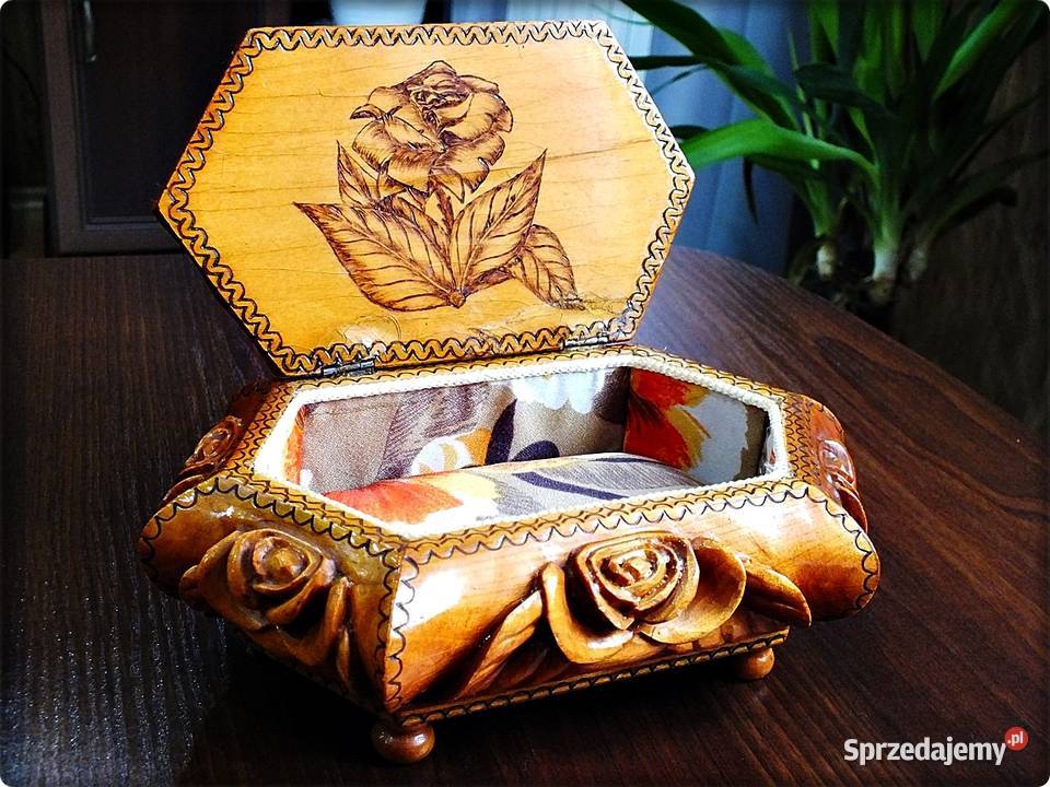 Szkatułka rzeźbiona RÓŻA pudełko Płaskorzeźba Żary