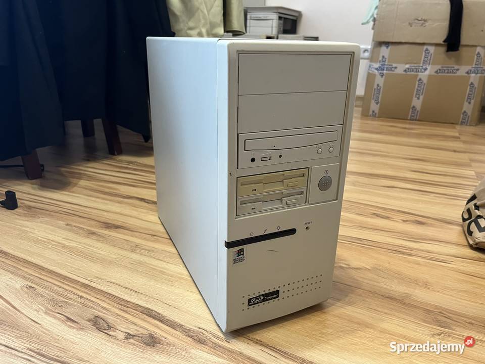 Zabytkowy komputer PC AT Pentium 200MHz