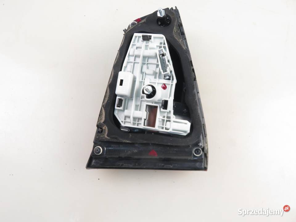 LAMPA PRAWA TYLNA KLAPA VW JETTA IV LIFT