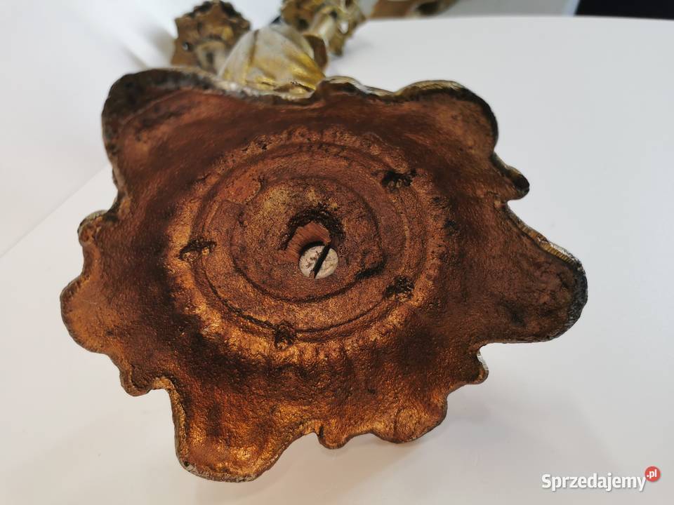 stary świecznik metalowy