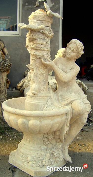 Fontanna z kamienia trawertynu - Kobieta z gołąbkiem