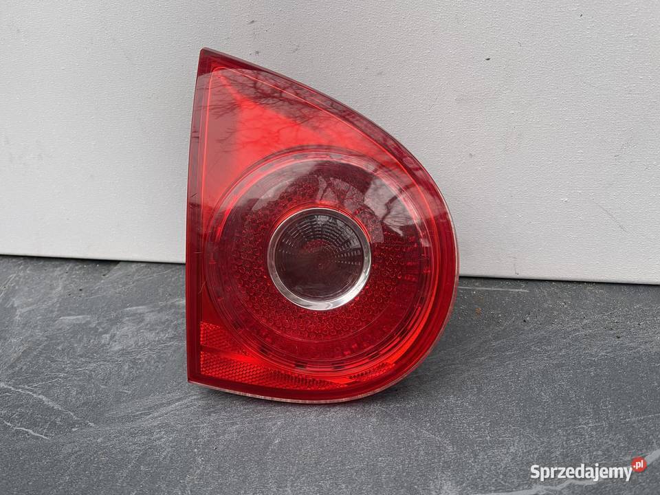 VW GOLF 5 LEWA LAMPA W KLAPE